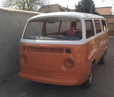 Front view of the 1976 Volkswagen T2 during its 2017 corrosion-prevention repaint